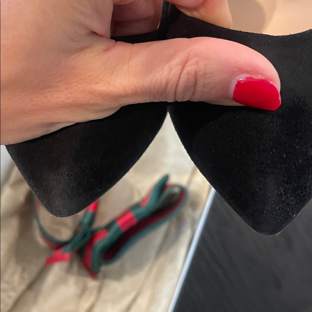 Gucci Sylvie Black Suede Heels with Red and Green Removable bow. - Picture 13 of 16